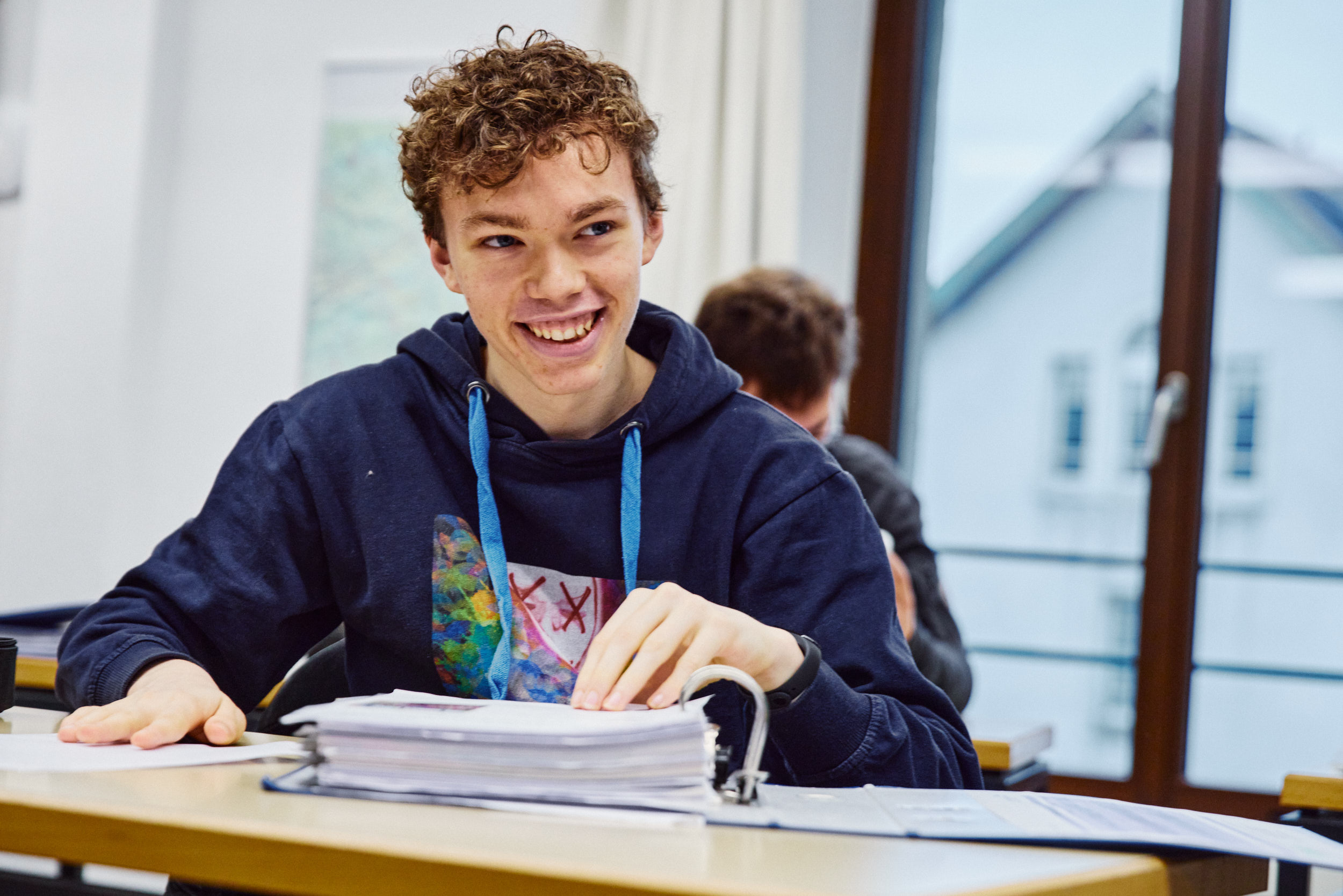 Lernender mit Unterstützungsbedarf arbeitet an einer Aufgabe – Alltagszene aus dem Unterricht der Berufsschule Scala in Aarau