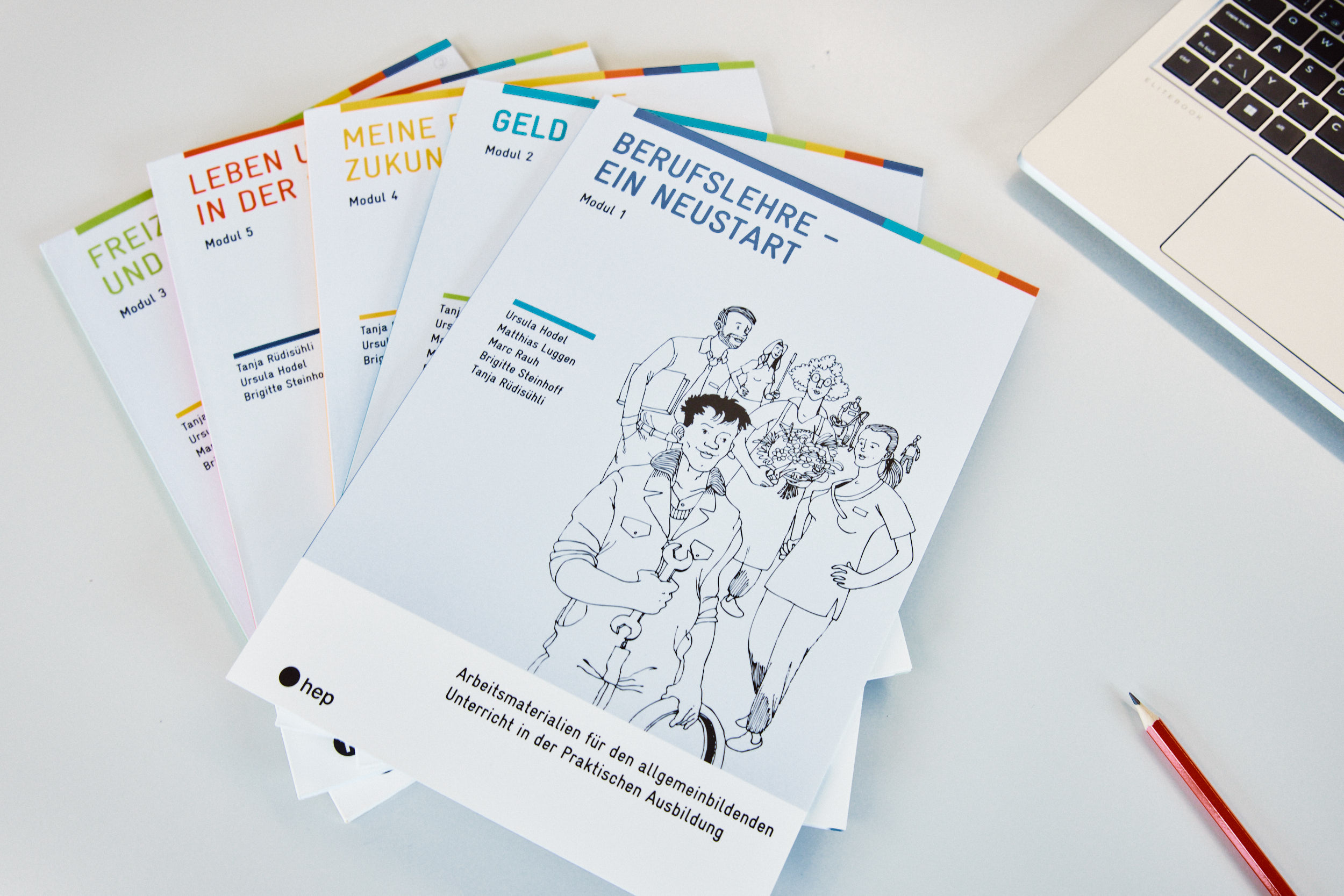 Fächerförmig angeordnete Bücher für den PrA Unterricht, oberstes Buch: ‚Berufslehre – ein Neustart‘, Materialien für den allgemeinbildenden Unterricht in der praktischen Ausbildung