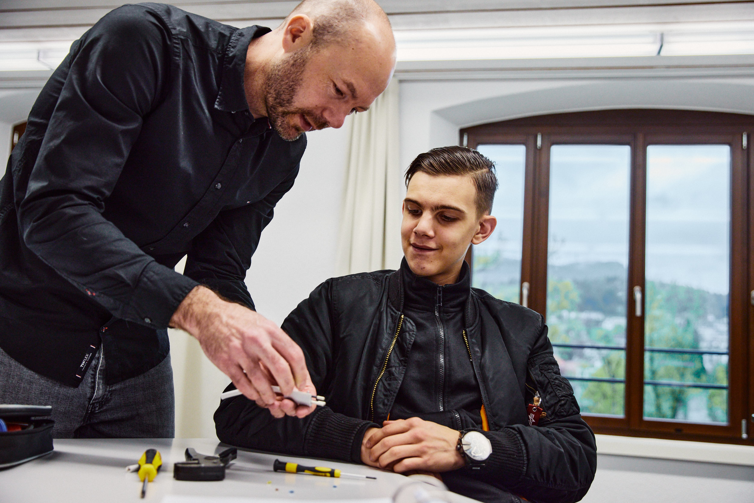 Unterrichtsituation: Lehrperson erklärt eine elektrische Installation