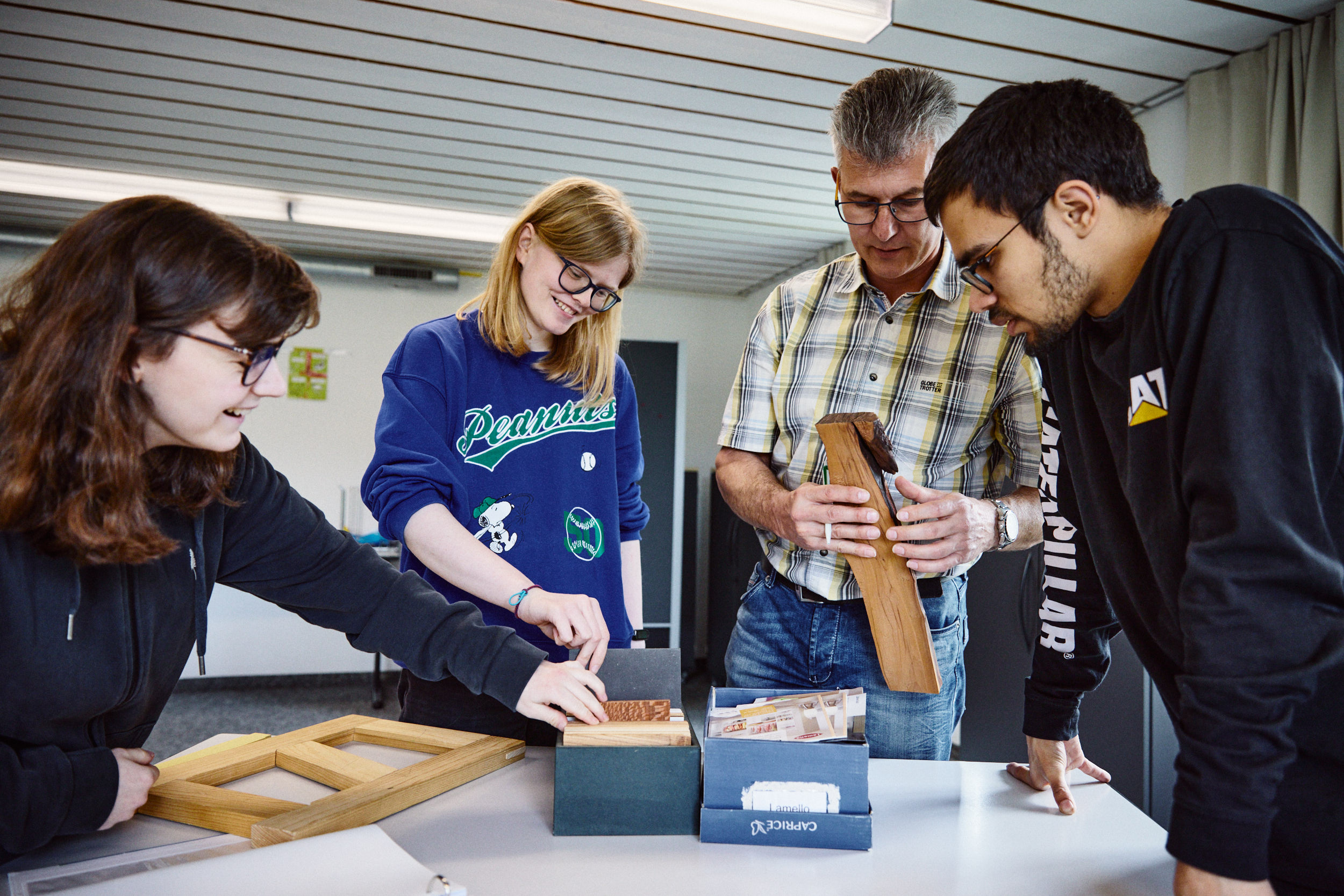 Lernende Person mit Unterstützungsbedarf wird im Klassenzimmer individuell von einer Lehrperson begleitet – Berufsschule Scala Aarau